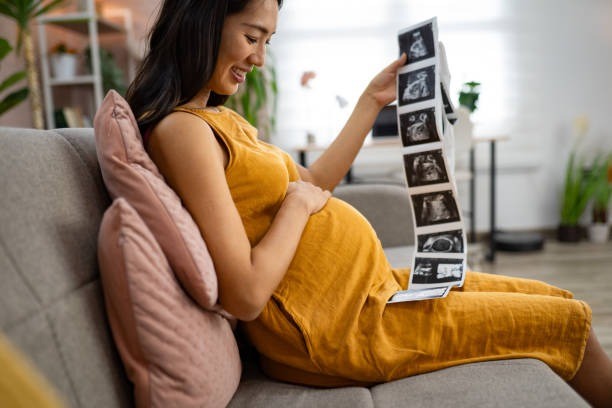 momen kehamilan paling ditunggu, pengalaman ibu hamil, tanda kehamilan membahagiakan, belanja perlengkapan bayi, tendangan bayi pertama, perut membesar saat hamil, momen USG bayi, gender reveal kehamilan, persiapan melahirkan, kebahagiaan ibu hamil